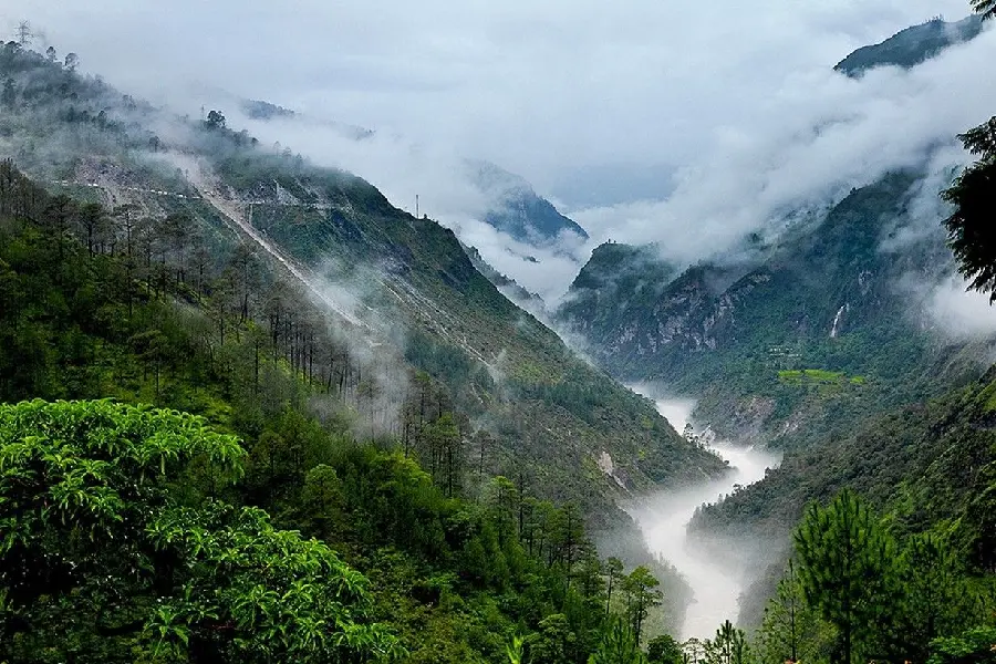 Interesting photo of fog in the high and green mountains of India suitable for laptops 
