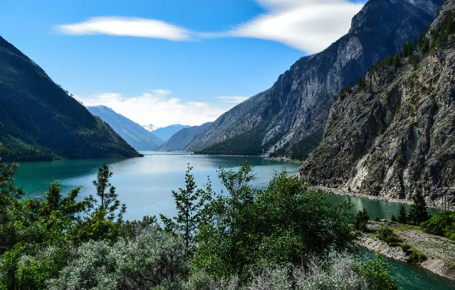 Wallpaper of Canadian Mountains and Nature