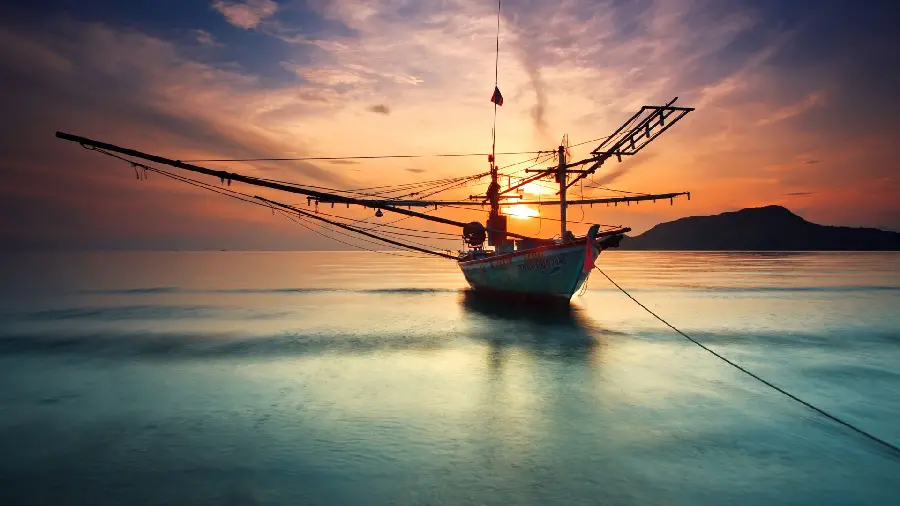 Eye-catching Wallpaper Fishing boat in the beautiful sunset of the sea