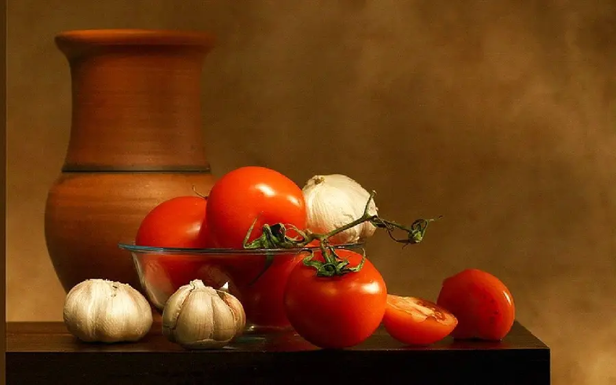A cool 4K photo of garlic and tomatoes for the chef's desktop