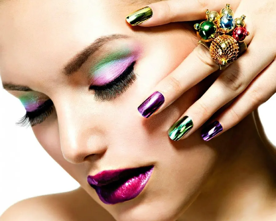 Attractive Girl's Photo with Shiny Mirror Nail Polish Suitable for Profile