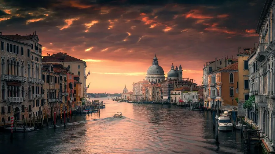 A picture of the sunset in the city of Venice, Italy