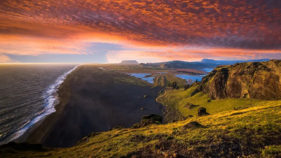 A spectacular wallpaper of a beautiful sea and a beautiful sky