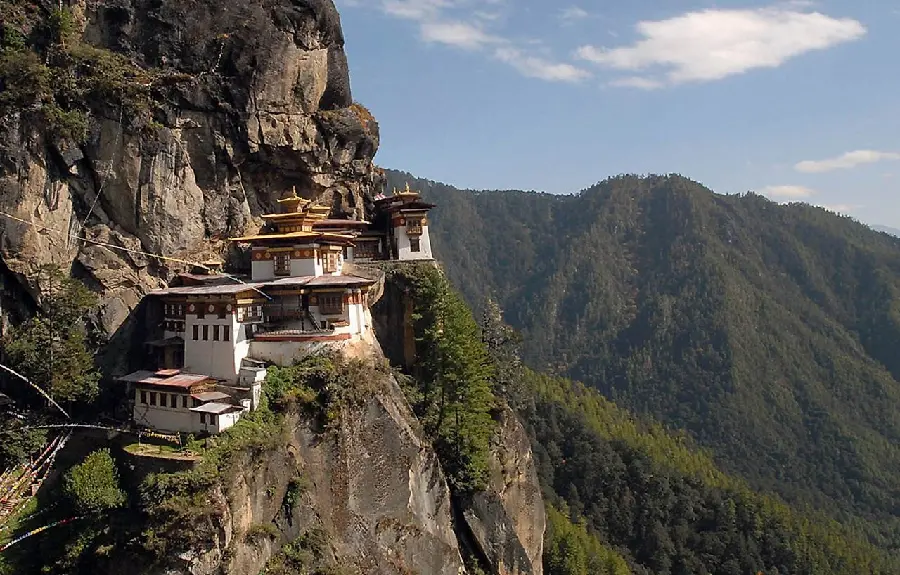 Photo of the famous Ranakpur Temple in Tibet in the heart of the green mountains