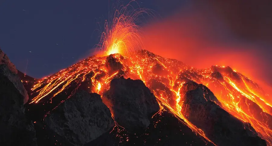 Download the magnificent Wallpaper of the largest active volcano in the world
