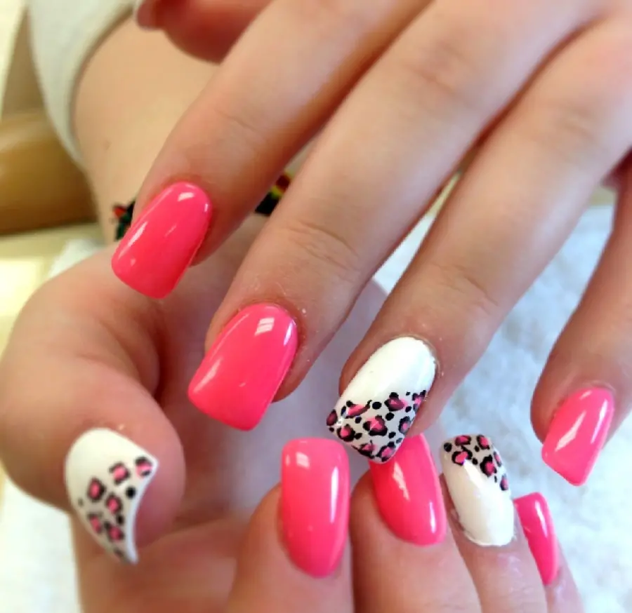 Short nail art trend on Instagram white pink leopard