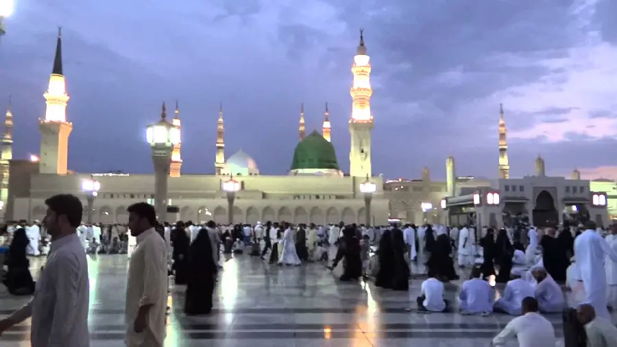 New Full HD Frame of the Medina Mosque in the Presence of Pilgrims