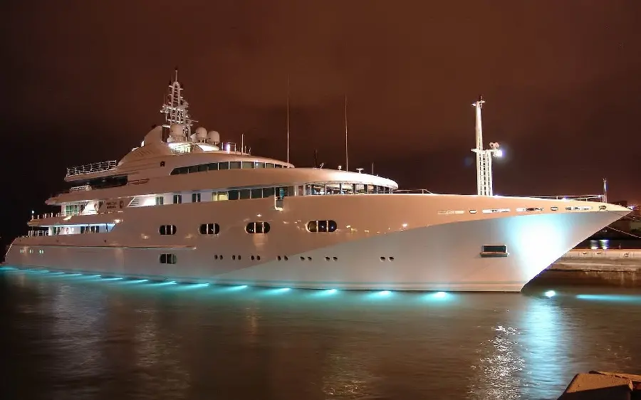 Photo of a boat with beautiful lighting at night
