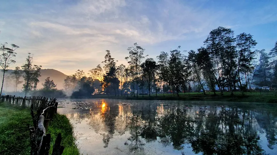 4k photo of a lake in Bali for travel and sightseeing lovers
