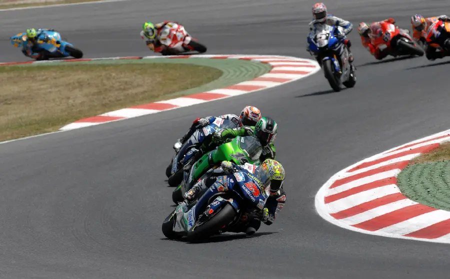 Spectacular Picture of Racing Motorcyclists Competition HD