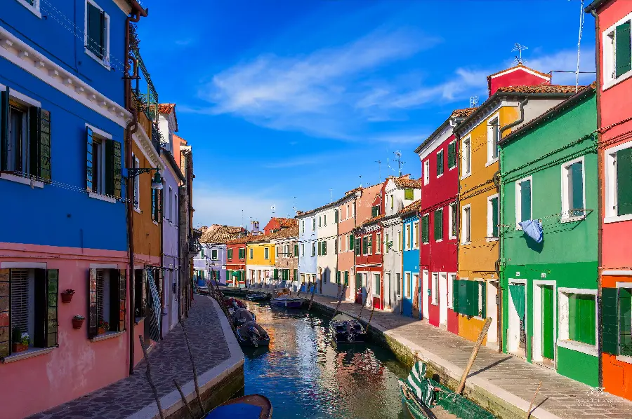Wallpaper of colorful houses in Venice