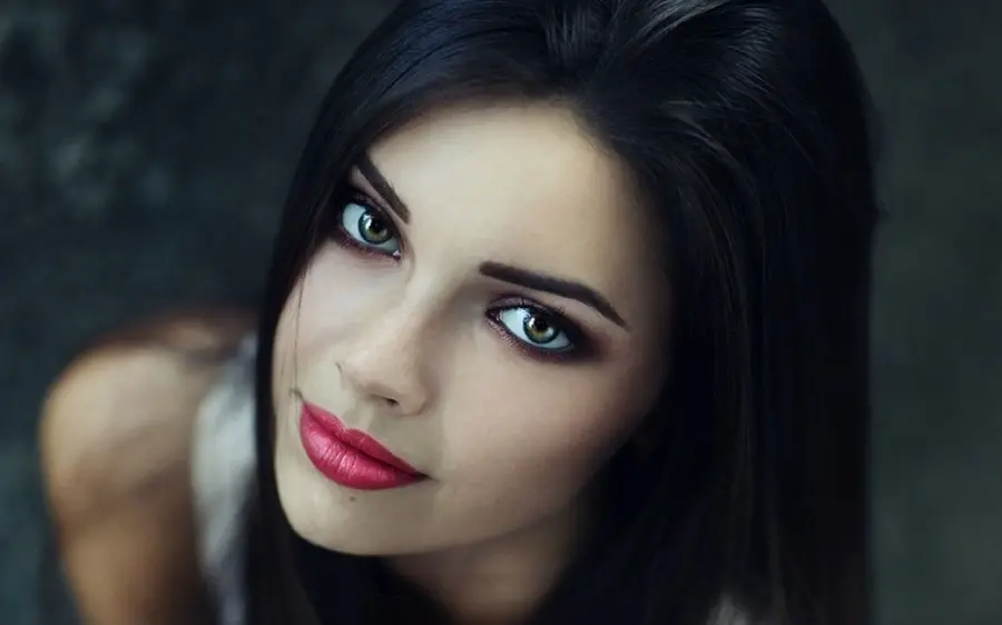Download Wallpaper of a beautiful black-haired girl with amazing eye color