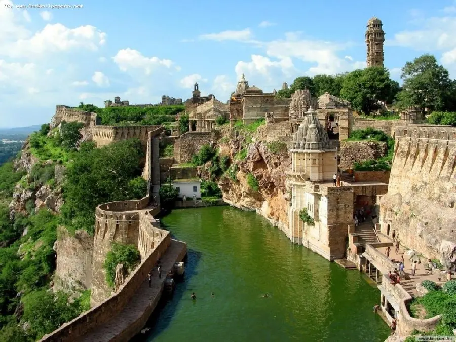 A very beautiful wallpaper of a beautiful lake in India for Windows 