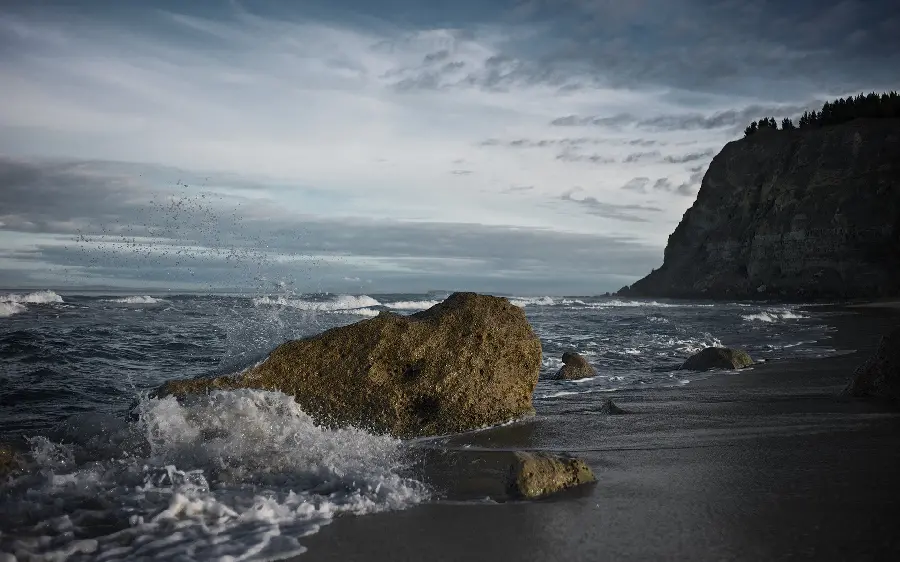 Nature full hd wallpaper with a seashore design under a cloudy sky