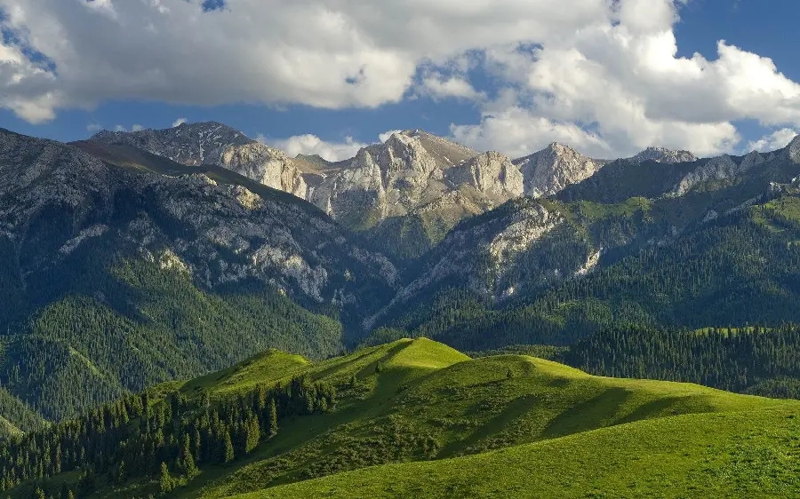 Spectacular Scandinavian mountain wallpaper for Windows 11	