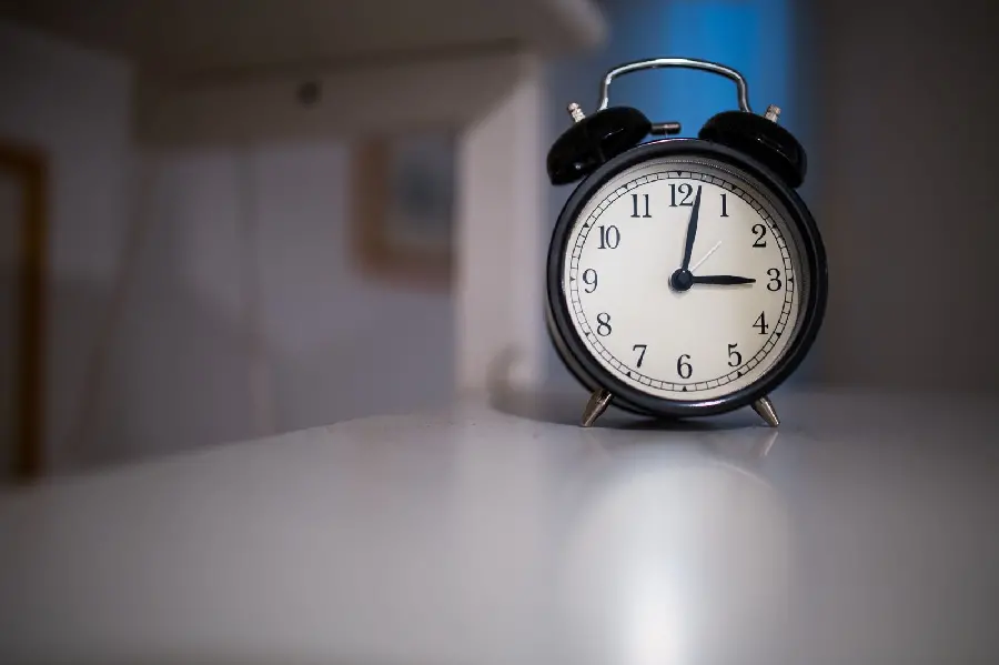 Download a funny alarm clock background for your laptop