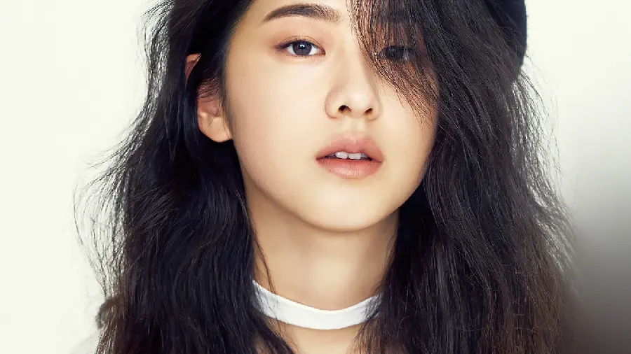 Korean girl's profile image with black hair with a natural face and baby face