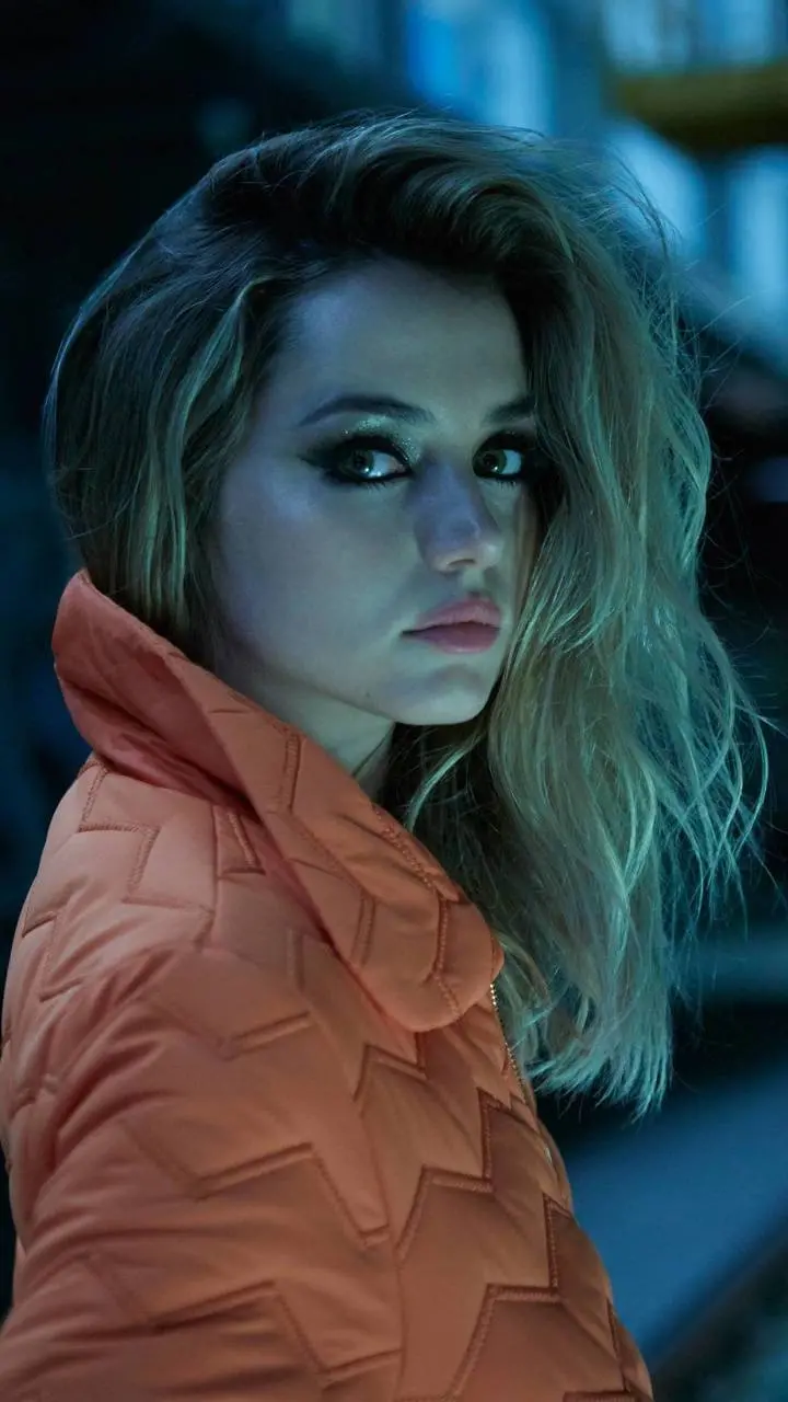Famous girly background photo of Ana De Armas