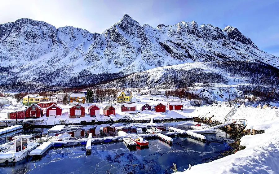 A spectacular background of beautiful snowy mountains and colorful houses