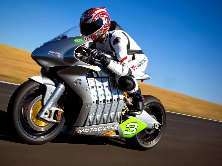 Free 4K Racing Motorcycle Wallpaper