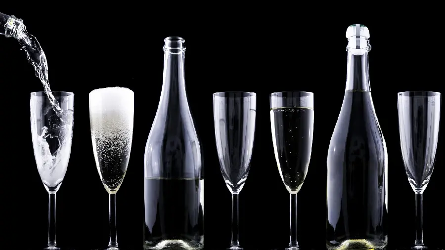 Attractive wallpaper of cups and bottles of drinks for computers