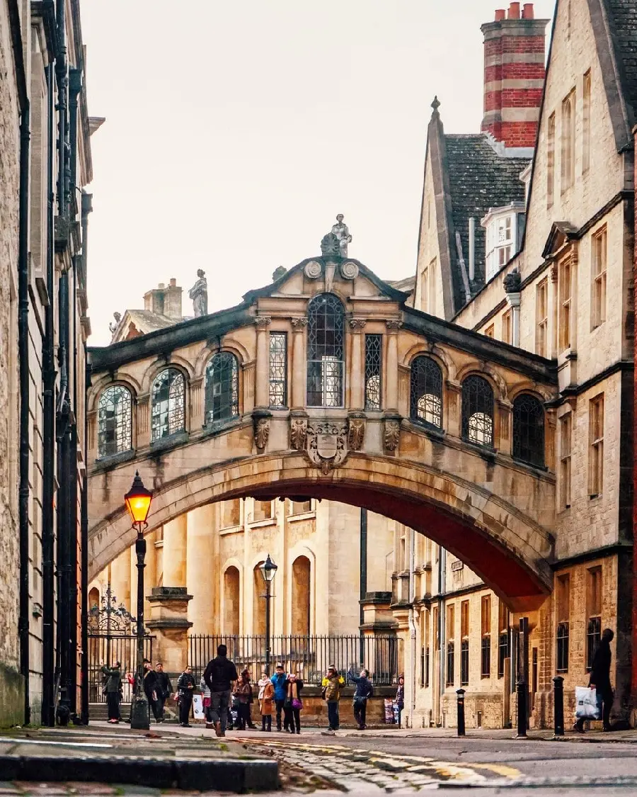 Download the spectacular photo of Hertford Bridge at Oxford University