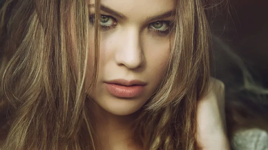 Girl's photo with a beautiful natural face and green eyes for Telegram profile