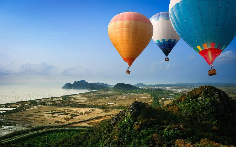 A magnificent Full HD photo of colorful balloons in the sky