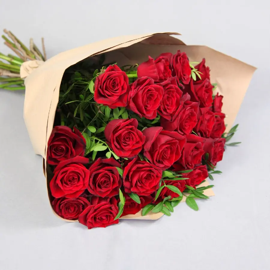 Red Rose Bouquet with Luxury Paper Straw for Gift