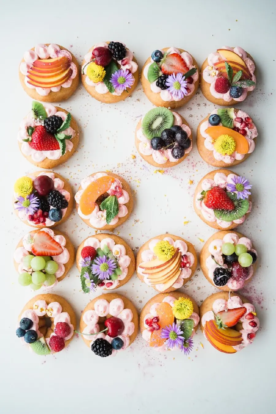 Photos of various sweets with flower and fruit decorations suitable for Instagram 