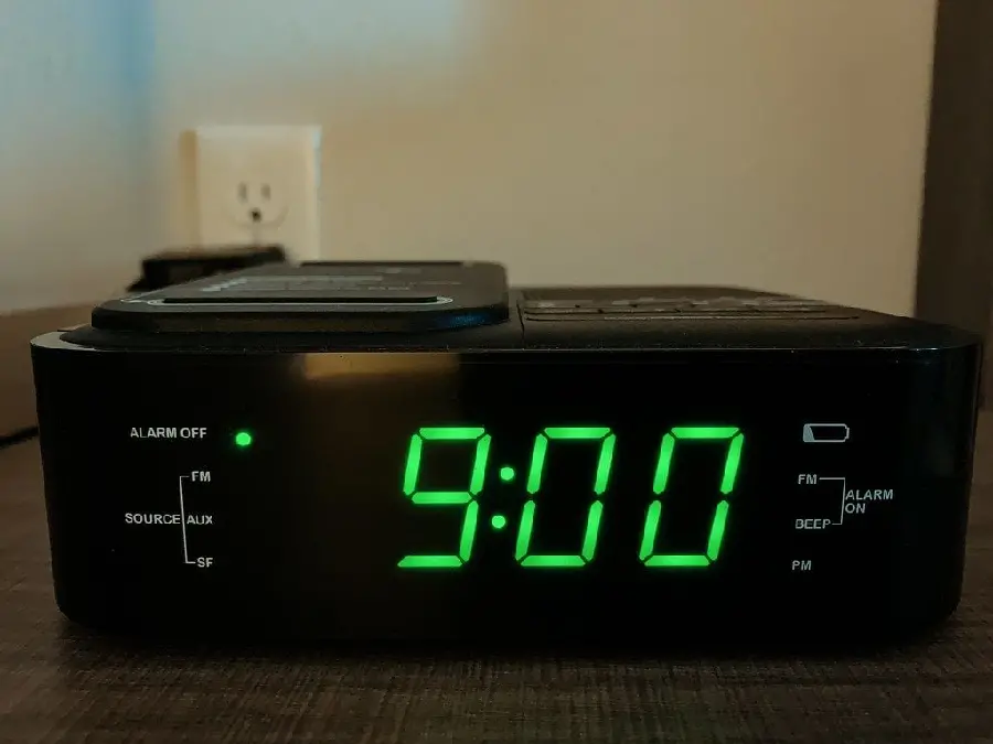 Free download of a digital clock photo with a green number 09:00