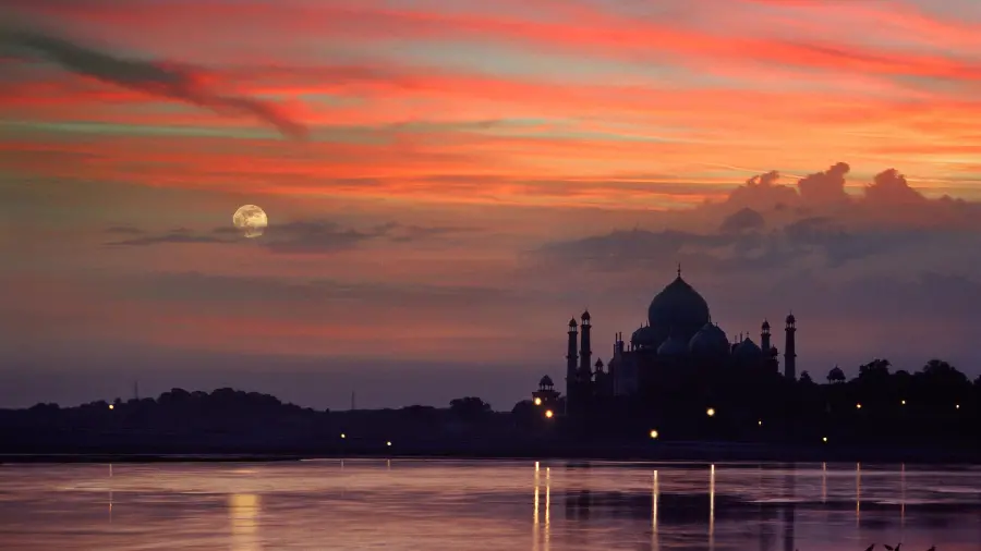 Attractive wallpaper of sunset with a beautiful mosque by the water in India