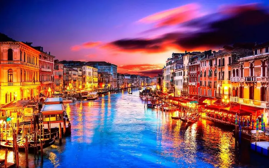 Photos of the night of the city of Venice, Italy, its water canals