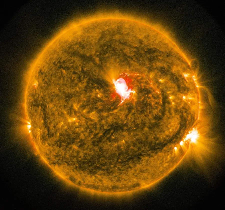 Download the real and amazing photo of the molten surface of the sun 2023