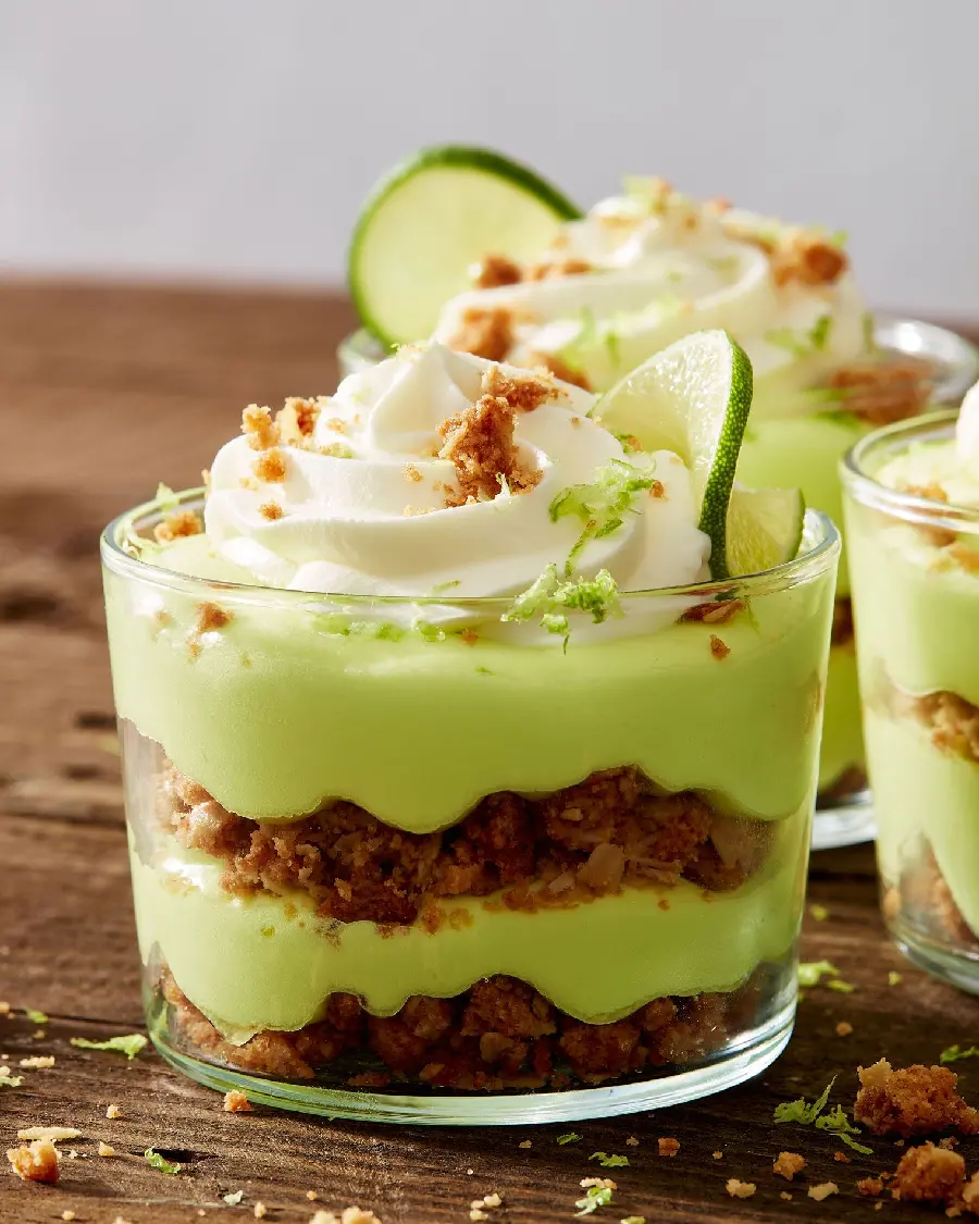 Download a photo of a famous lemon dessert for posts and stories on the cake page