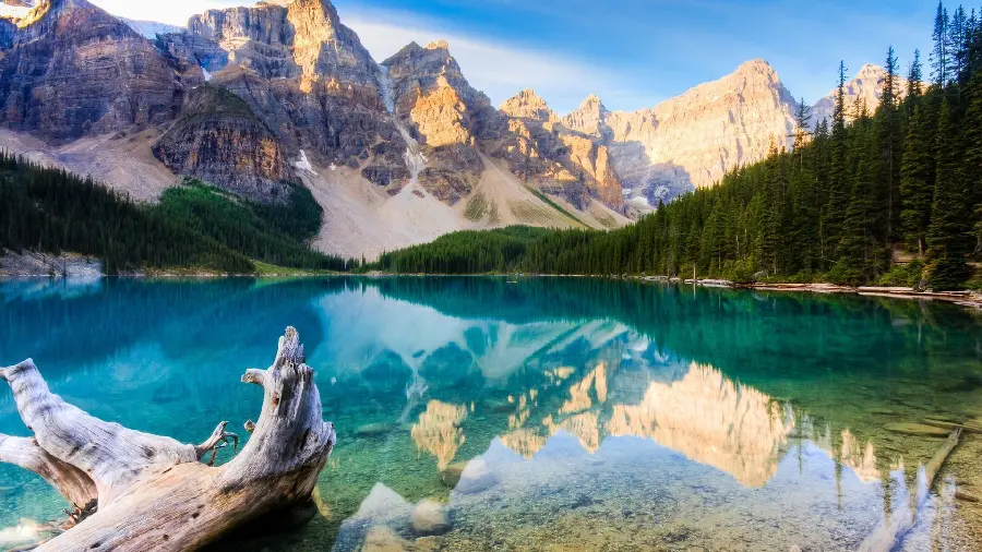 Photo of a seasonal lake of Canadian nature