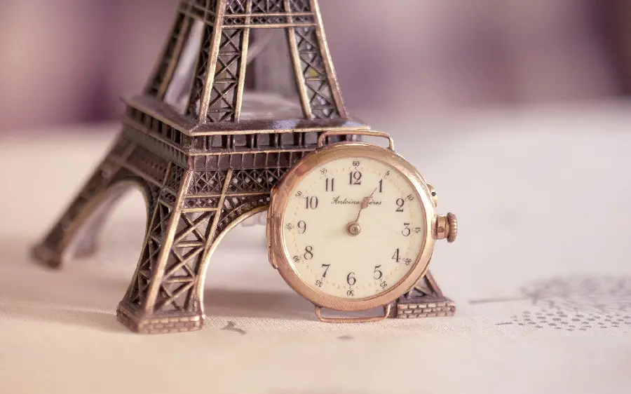 The most stylish profile picture of the Eiffel Tower clock and statue for those who like it special