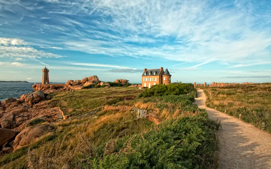 Nature full hd wallpaper for computer with a beautiful classic house design on top of a hill overlooking the sea