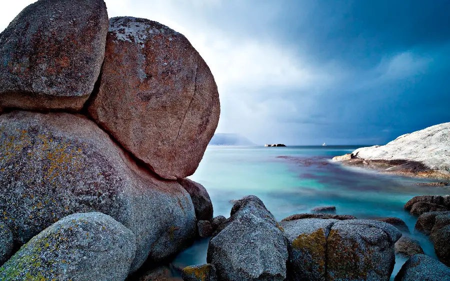 Spectacular Painting of Large Rocks in the Sea for Special People