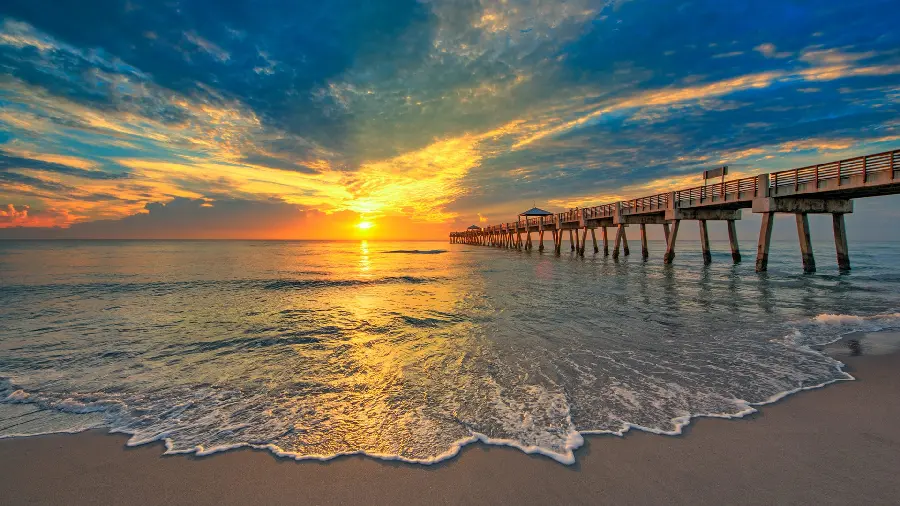 Dazzling sun rays on the seashore for the profile