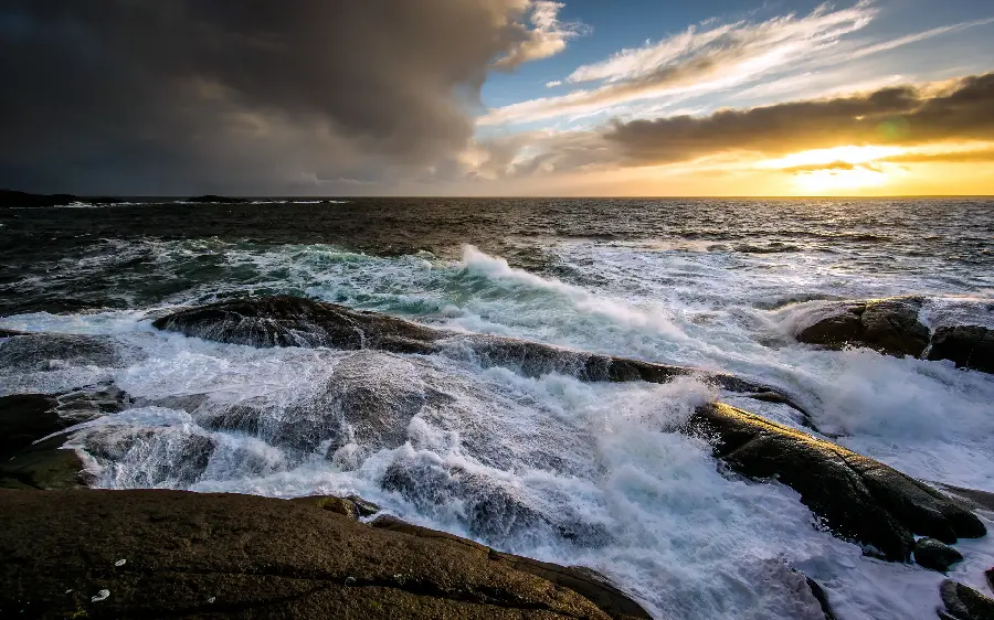 A spectacular image of a beautiful sea and a beautiful cloudy sky
