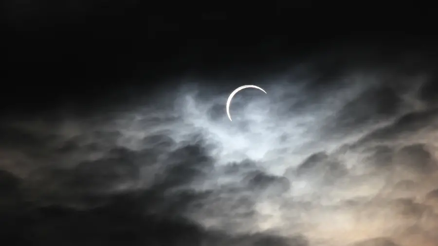 Super attractive image of the solar eclipse in original quality