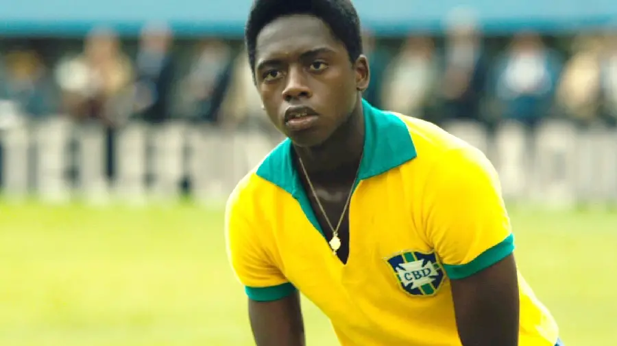 Photo of Pele in his youth and the Brazilian national team in yellow
