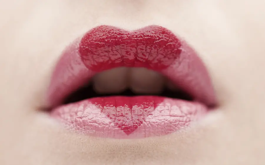 Girly wallpaper with heart-shaped lips suitable for all types of tablets