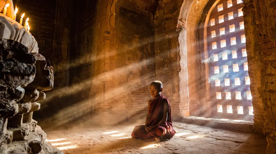 Photo of worship and prayer in Tibetan temples with sunlight