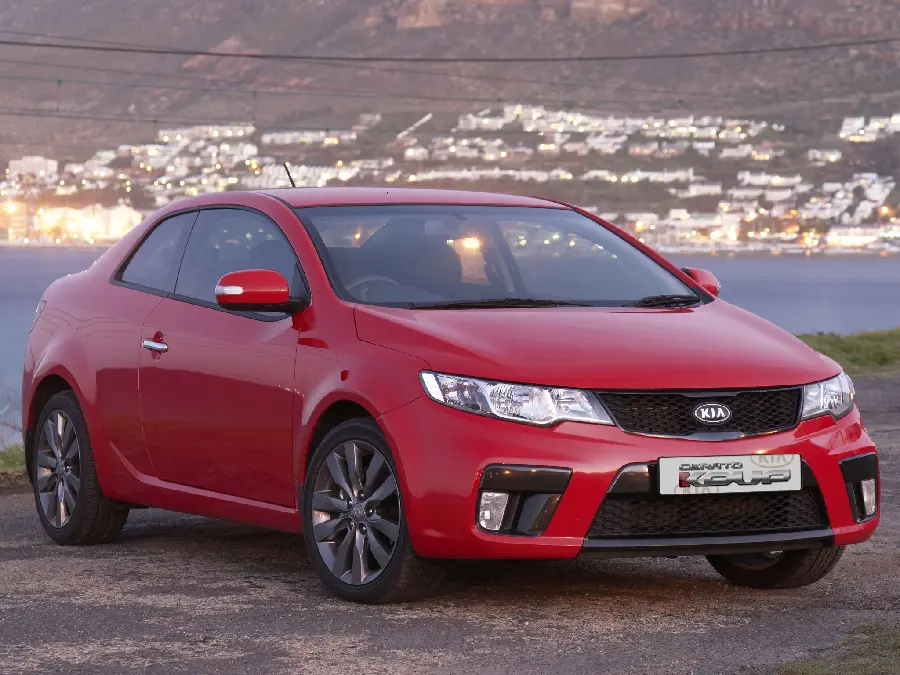 Red Kia Cerato sedan photo