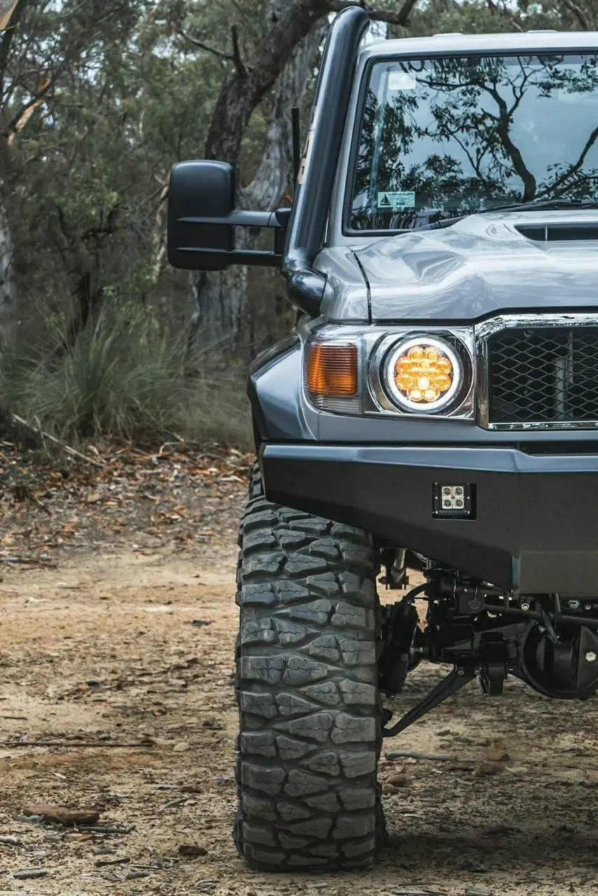 Photo of the face and suspension system of the Toyota Land Cruiser 70 off-road