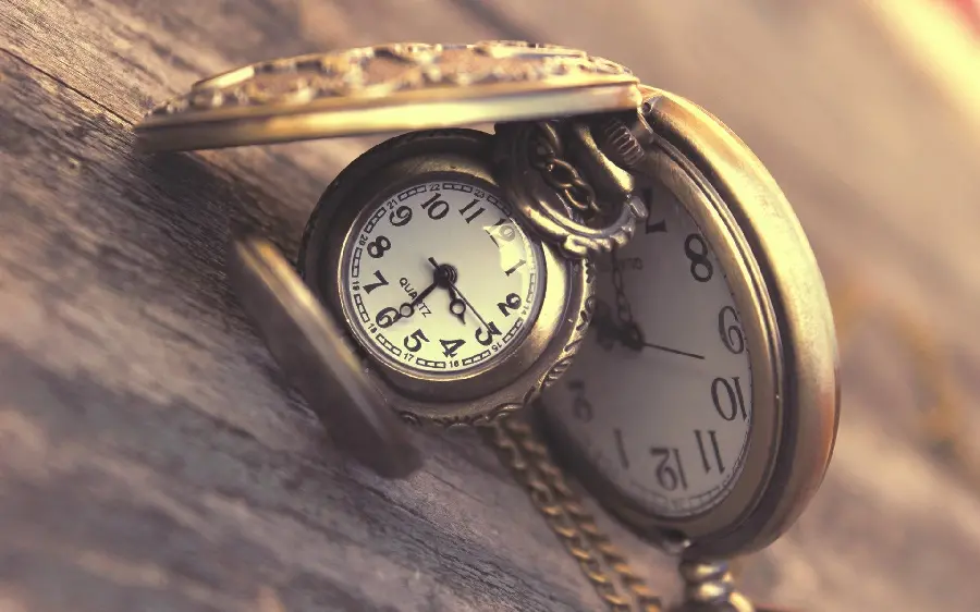 Download a special and beautiful poster with an antique clock design for an Instagram post