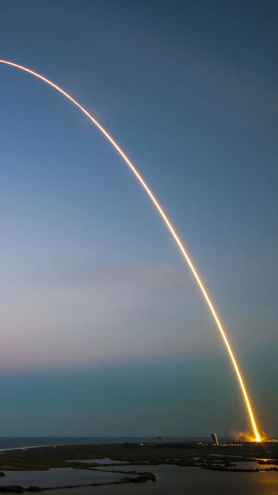 A very beautiful wallpaper of a rocket passing through the sky