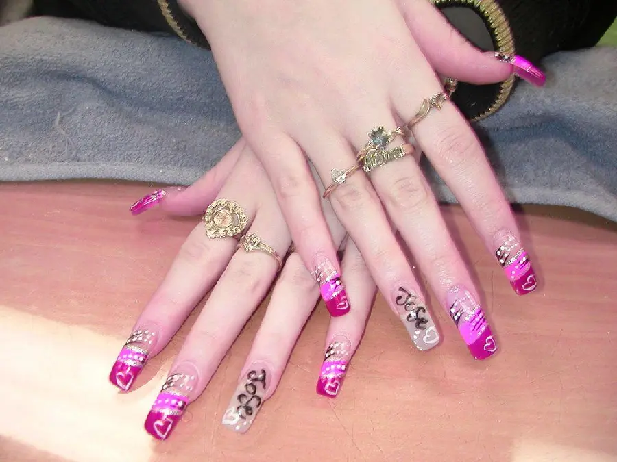 Girls' nail art on the main nail with a transparent and pink design
